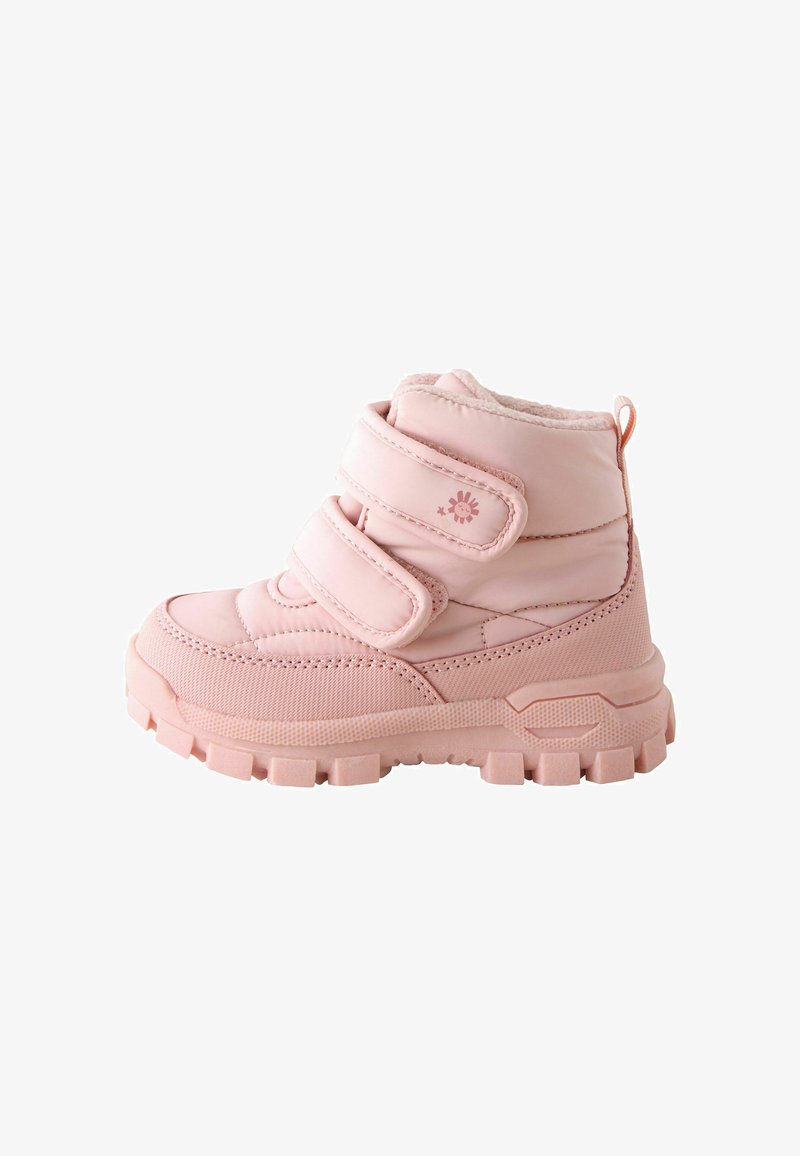 Botte d'hiver pour enfant rose clair avec deux bandes velcro, semelle texturée et doublure intérieure douce et rembourrée.