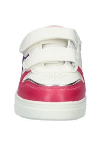 Witte sneaker met roze en paarse accenten, twee klittenbandsluitingen, leren bovenwerk, ronde neus en een geprofileerde rubberen zool.