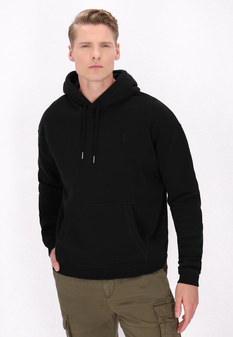 Czarna hoodie wykonana z bawełny, z przednią kieszenią typu kangaroo, sznurkami i subtelnym logo na piersi. W komplecie z khaki spodniami.