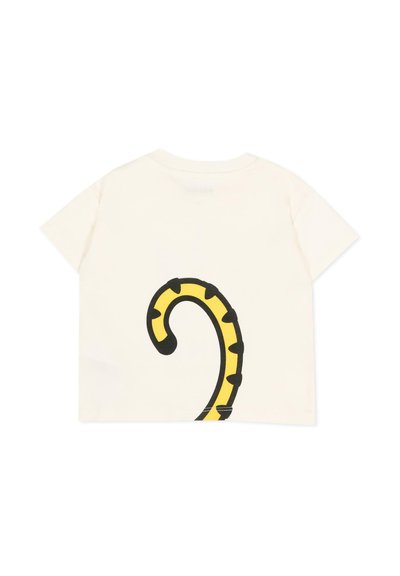 Wit T-shirt met korte mouwen en een geel-zwart gebogen tijgerstaartontwerp op de achterkant.