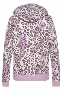 Mikina s kapucí v světle růžové bavlně, zdobená leopardím tiskem v fialové a šedé barvě. Obsahuje žebrované manžety a spodní lem.