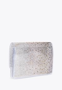 Sacoche transparente avec une surface texturée ornée de strass métalliques argentés, de forme rectangulaire et avec une fermeture à rabat.