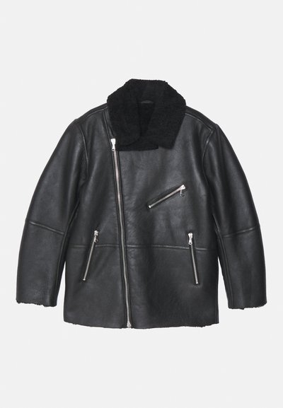 Schwarze Lederjacke mit Schaffellkragen, ausgestattet mit mehreren Reißverschlusstaschen, gerader Schnitt und glatter Textur.