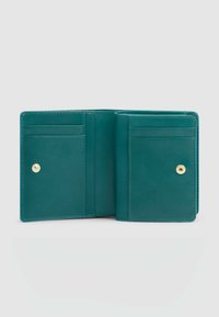 Cartera de cuero verde azulado con múltiples ranuras para tarjetas, cierre de botón a presión y textura suave. En el interior, cuenta con compartimentos organizados para un acceso fácil.