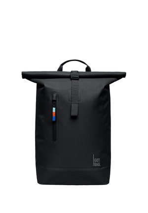 Czarny plecak typu roll-top wykonany z trwałego materiału, z przednią kieszenią na zamek błyskawiczny i kolorową zawleczką, a także z uchwytem do noszenia u góry.