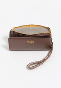 Brązowy skórzany portfel na nadgarstek Bimba y Lola z złotym zamkiem błyskawicznym i beżowym wykończeniem wnętrza, otwarty, aby pokazać przegródki.