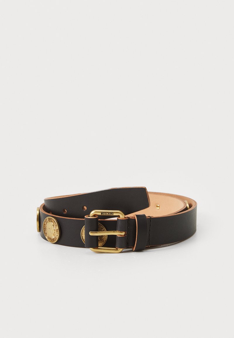 Črn usnjen pas z zlatimi dodatki, ki vključuje okrasne okrogle medaljone. Gladka tekstura z svetlo rjavim notranjim delom in blagovno znamko.