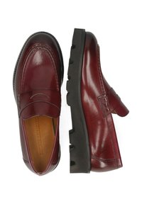 Bordeaux leren loafers met een glanzende afwerking, voorzien van een moccasin-neus, banddetaillering en duurzame zwarte rubberen zool.