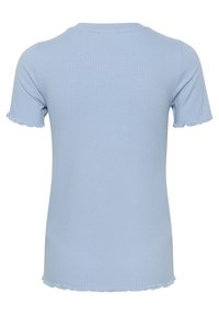 Šviesiai mėlynas dryžuotas marškinėliai su trumpomis rankovėmis ir banguotu apačios kraštu. Audinys atrodo minkštas, o siluetas aptemptas.