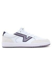 Sneaker bianche con accenti in suede grigio chiaro e un logo viola. Presentano un corpo in rete, chiusura con lacci e suola in gomma resistente.