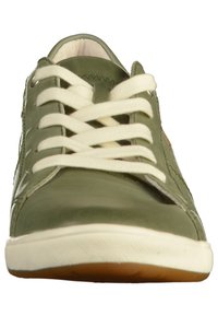 Sneaker verde in pelle con lacci bianchi, punta arrotondata e suola in gomma. Presenta un'accentuazione marrone al lato e dettagli di cucitura.