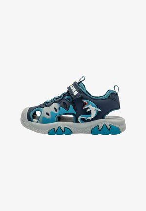 Sandalo sportivo per bambini con tonalità blu e grigio, punta aperta, grafica di uno squalo sul lato e cinturino regolabile in velcro con la scritta "BULL".