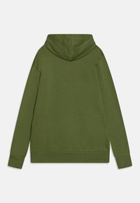 Olivgrön långärmad hoodie med ribbad mudd och fåll, sedd bakifrån mot en vit bakgrund.
