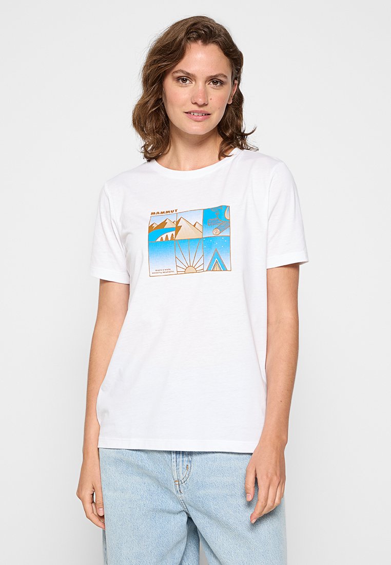 Biała koszulka z krótkim rękawem z kolorowym wzorem graficznym przedstawiającym góry, słońce i kształty geometryczne. Wykonana z bawełnianej tkaniny.