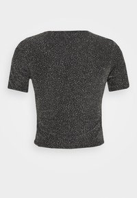 T-shirt noir à manches courtes en tissu texturé avec un motif moucheté, présentant un col rond et une coupe courte au niveau de la taille.