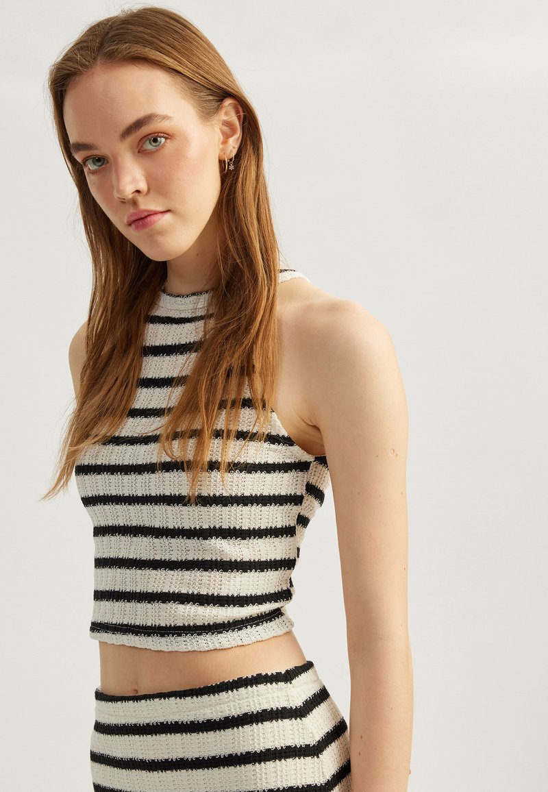 Zwart-wit gestreept gebreid crop top met een hoge halslijn en mouwloos ontwerp, met een textuur afwerking en een getailleerde pasvorm.