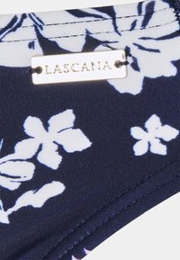 Navy-Bikini-Höschen mit weißem Blumenmuster, glattem Stoff und goldenem Logo-Anhänger mit "LASCANA." Detaillierte Nähte sind entlang der Kanten sichtbar.
