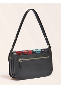Sac bandoulière en cuir noir avec un panneau supérieur à motif floral, une sangle réglable et une poche avant zippée.