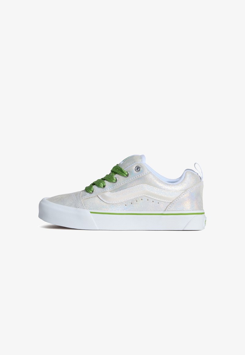 Zilveren sneakers met een glinsterende afwerking, groene veters, witte accenten en een witte rubberen zool, met geperforeerde details aan de zijkanten.
