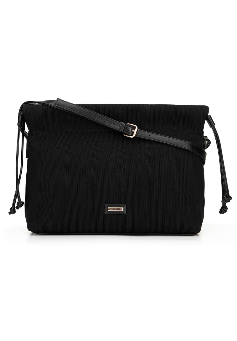 Černá crossbody taška z látky s texturovaným povrchem, nastavitelným popruhem z umělé kůže, stahovací šňůrkou a malou přední logovkou.