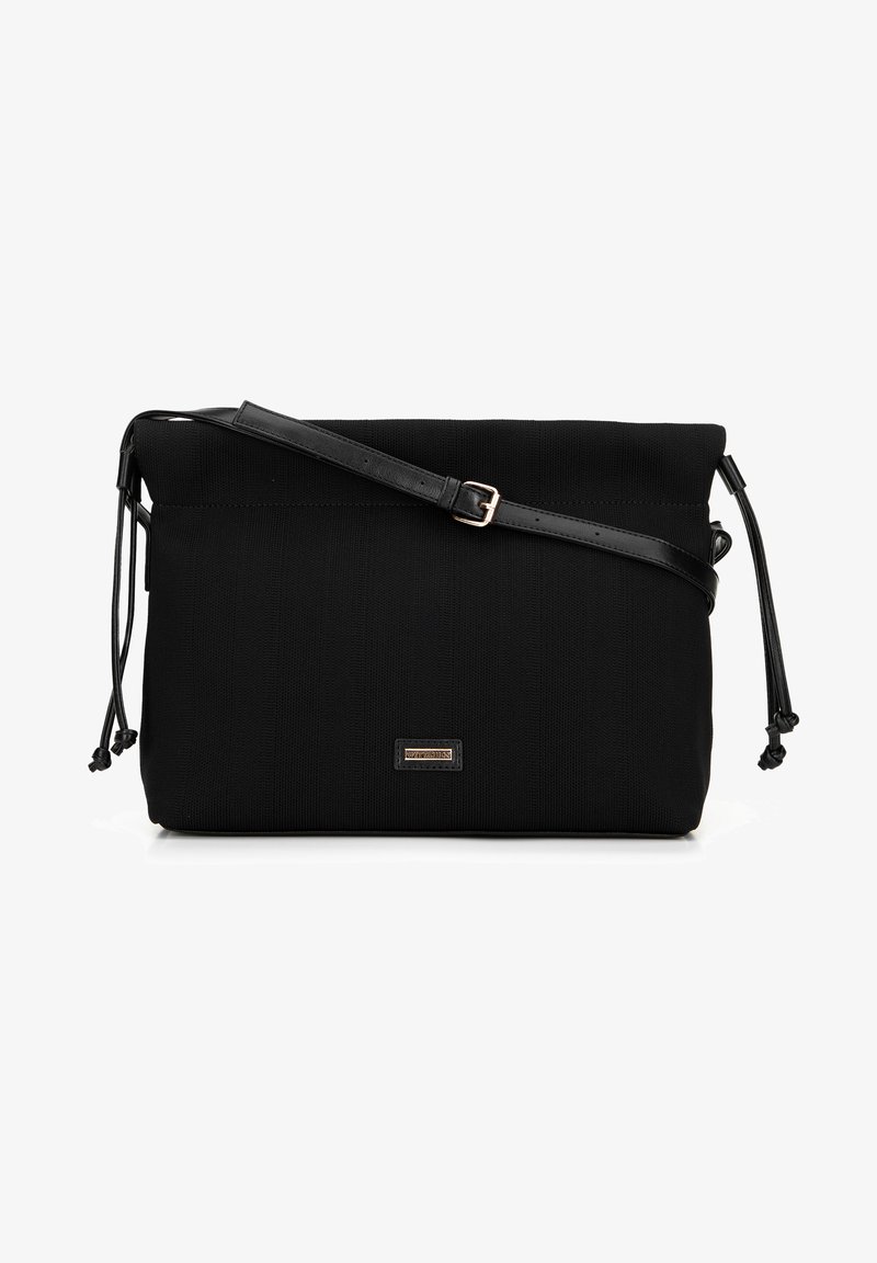 Czarna torebka crossbody z tkaniny o teksturowej powierzchni, regulowany pasek z ekologicznej skóry, zapięcie na sznurek oraz mała płyta z logo z przodu.