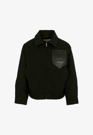 Zwarte cropped jacket met een rits aan de voorkant, voorzien van een kraag en een lerenachtige zak met reliëflogo op de linkerborst. Getextureerde stof.