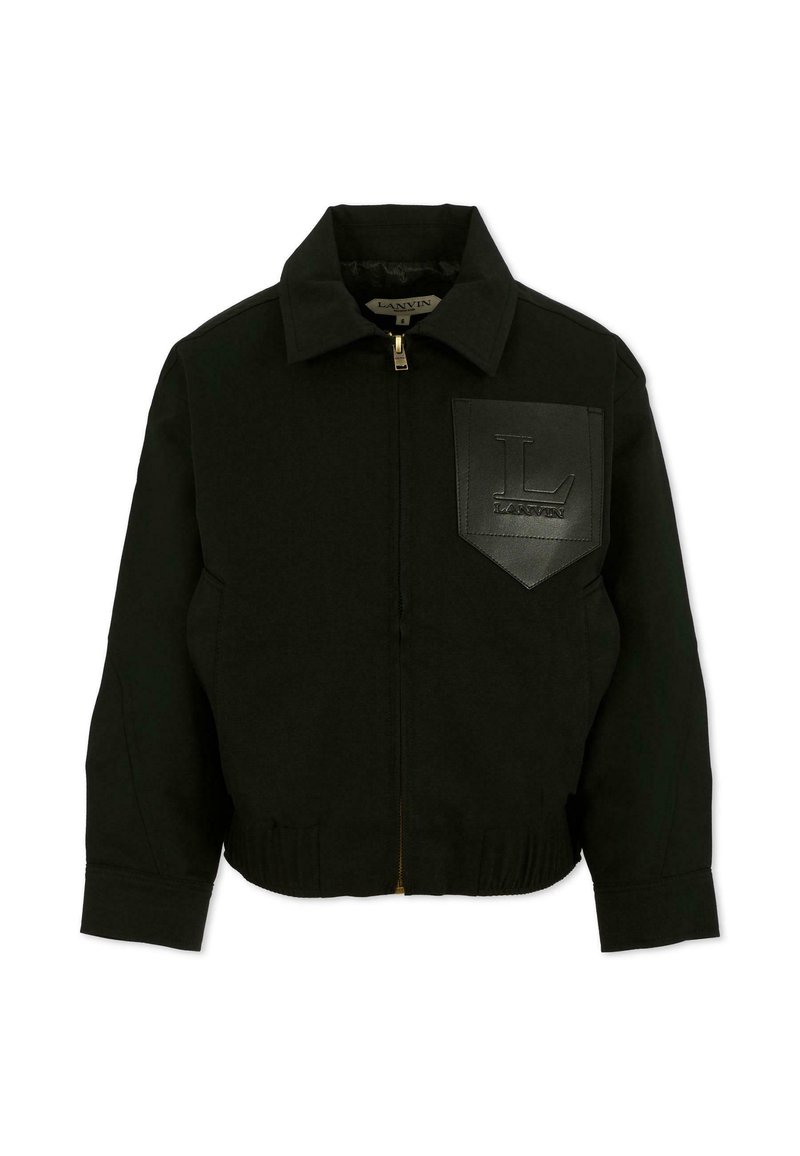 Zwarte cropped jacket met een rits aan de voorkant, voorzien van een kraag en een lerenachtige zak met reliëflogo op de linkerborst. Getextureerde stof.