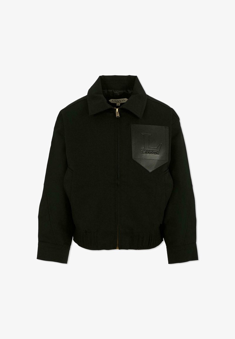 Zwarte cropped jacket met een rits aan de voorkant, voorzien van een kraag en een lerenachtige zak met reliëflogo op de linkerborst. Getextureerde stof.