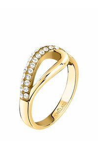 Anello d'oro con un design morbido e una torsione, decorato con una fila di cristalli trasparenti lungo un lato. Include un'incisione del marchio all'interno della fascia.