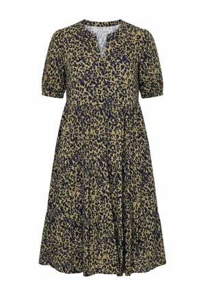 Vestido hasta la rodilla con mangas cortas abullonadas, escote redondo, detalle de botones y estampado de animal oscuro sobre tela verde oliva.