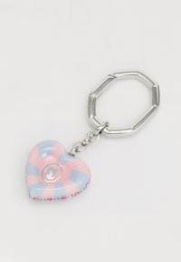 Hjerteformet nøkkelring laget av blank plast, med rosa og blå striper, utsmykket med rhinestones langs kanten, festet til en sølvfarget metallring.