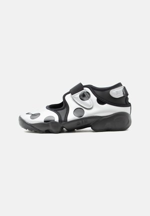Nike Sportswear AIR RIFT DOT - Μπαλαρίνες με λουράκι στον αστράγαλο - black/metallic silver-coloured