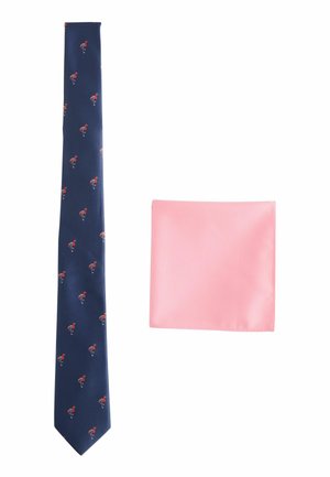 Marineblauer Schlips mit pinkem Flamingomuster, aus glattem Stoff, neben einem einfarbigen, pinken Einstecktuch mit satinierter Oberfläche.