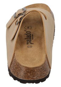 Scarpa slip-on beige con fondo in sughero, caratterizzata da una larga fascia e una fibbia metallica. Morbido tessuto simile al camoscio. Design a punta rotonda.