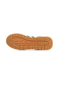 Suola di sneaker realizzata in materiale gommoso, di colore arancione, con battistrada triangolare per una maggiore aderenza e dettaglio del logo in rilievo al centro.