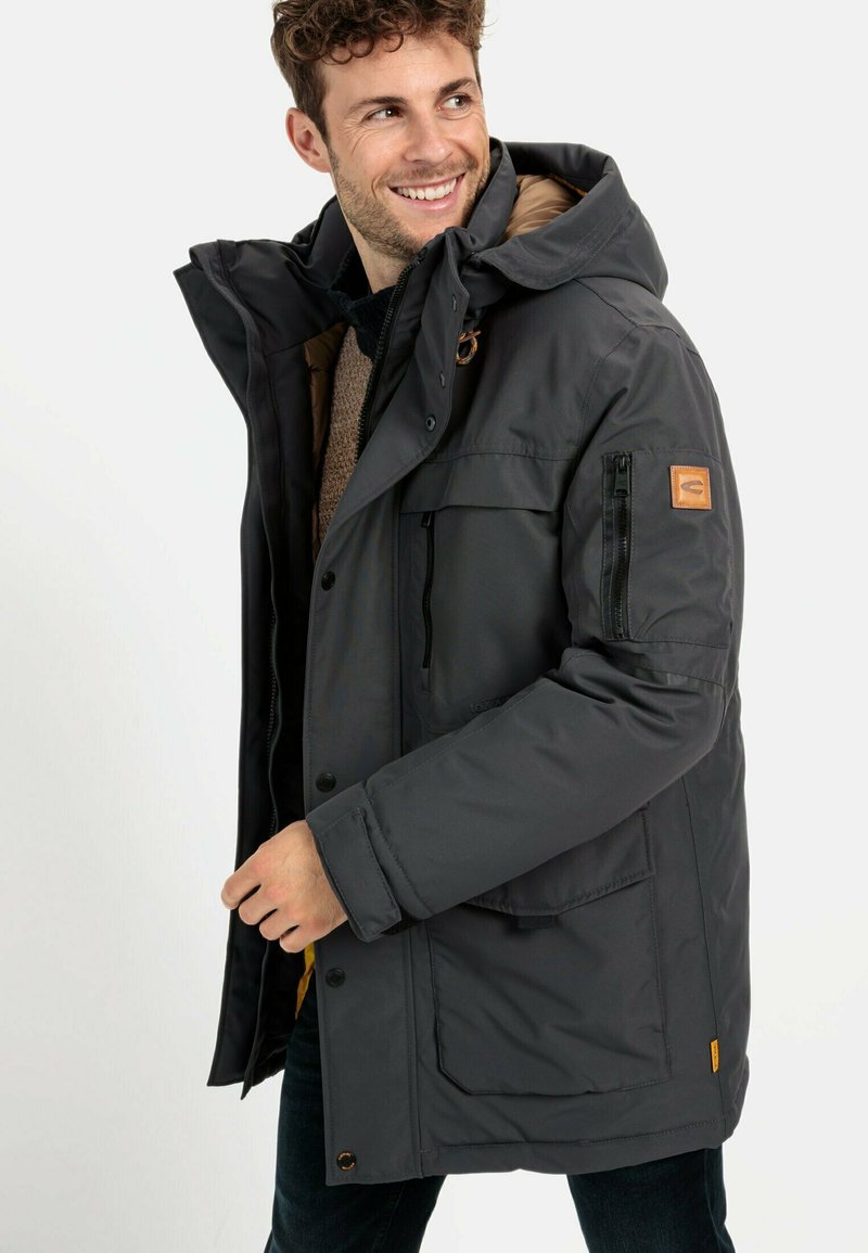 Giacca Uomo Camel Active: Stile E Praticità Con Cappuccio Rimovibile E Tasche In Pile - 3