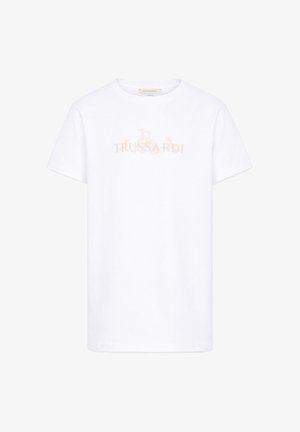 Witte T-shirt met korte mouwen en ronde hals met de tekst "TRUSSARDI" en drie windhondenlogo's gedrukt over de borst.