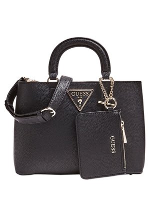 Schwarze Guess-Handtasche aus Leder mit Tragegriffen, Schulterriemen, Frontlogo und angesetztem Reißverschlussetui an einem Schlüsselanhänger.