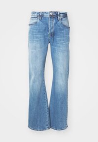 Ljust blå denimjeans med en utsvängd design, som har en klassisk fem-fickor stil, dragkedja och kontrasterande sömmar längs sömmarna.