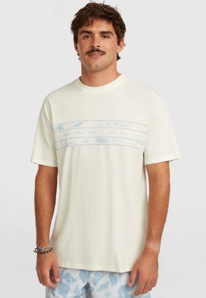 Krémovo biele bavlnené tričko s krátkymi rukávmi, s jemným svetlomodrým horizontálnym pruhom a nápisom "O'Neill" v strede. Hladká textúra, voľný strih.