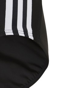 Schwarze Sportshorts mit drei vertikalen weißen Streifen an einer Seite. Glatte Textur mit elastischem Bund und abgerundetem Saum.