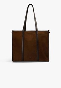 Bolso tote de ante marrón con asas de cuero oscuro, forma rectangular, diseño minimalista y una sutil marca en la parte frontal.