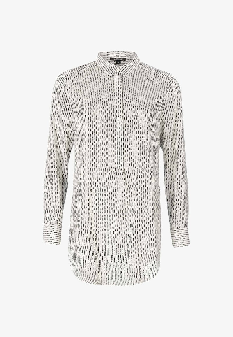 Blouse blanche à manches longues avec petit motif de traits verticaux noirs, col pointu, poignets boutonnés et boutons cachés sur le devant.
