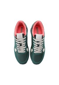 Zielone sneakersy z połączeniem skóry i zamszu, z białymi akcentami, różowym wnętrzem i beżowymi sznurowadłami. Niskoprofilowy design z fakturowaną powierzchnią.