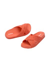 Infradito in gomma color corallo, con cinturini incrociati e marchio "melissa" in rilievo. Suola piatta con grip testurizzato per una migliore aderenza.