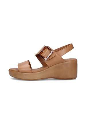 Sandalo zeppa color cuoio con cinturino regolabile con fibbia sul collo del piede e cinturino posteriore, con suola piattaforma di media altezza.