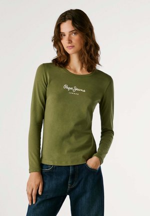 T-shirt a maniche lunghe di colore verde oliva, realizzato in morbido cotone, con scollatura arrotondata e logo bianco "Pepe Jeans London" sul petto.