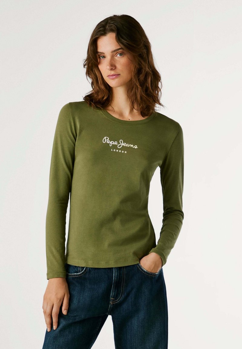 Langarm-T-Shirt in Olivgrün aus weicher Baumwolle, mit rundem Ausschnitt und weißem "Pepe Jeans London"-Logo auf der Brust.