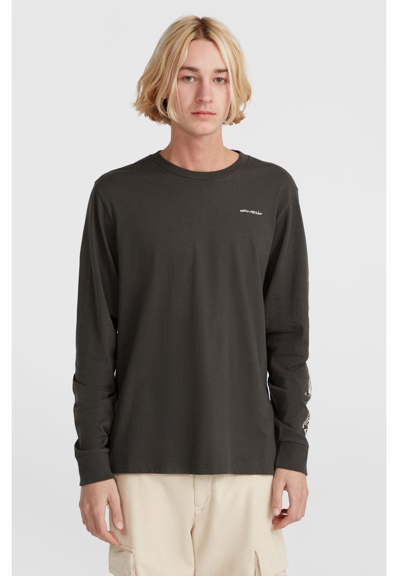 T-shirt a maniche lunghe grigio scuro in cotone, collo rotondo, con un logo bianco sul petto e dettagli decorativi sulle maniche.