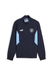 Veste coupe-vent navy avec des accents bleu clair, logo Puma et emblème de Manchester City. Comprend une fermeture éclair intégrale et des poignets élastiques.